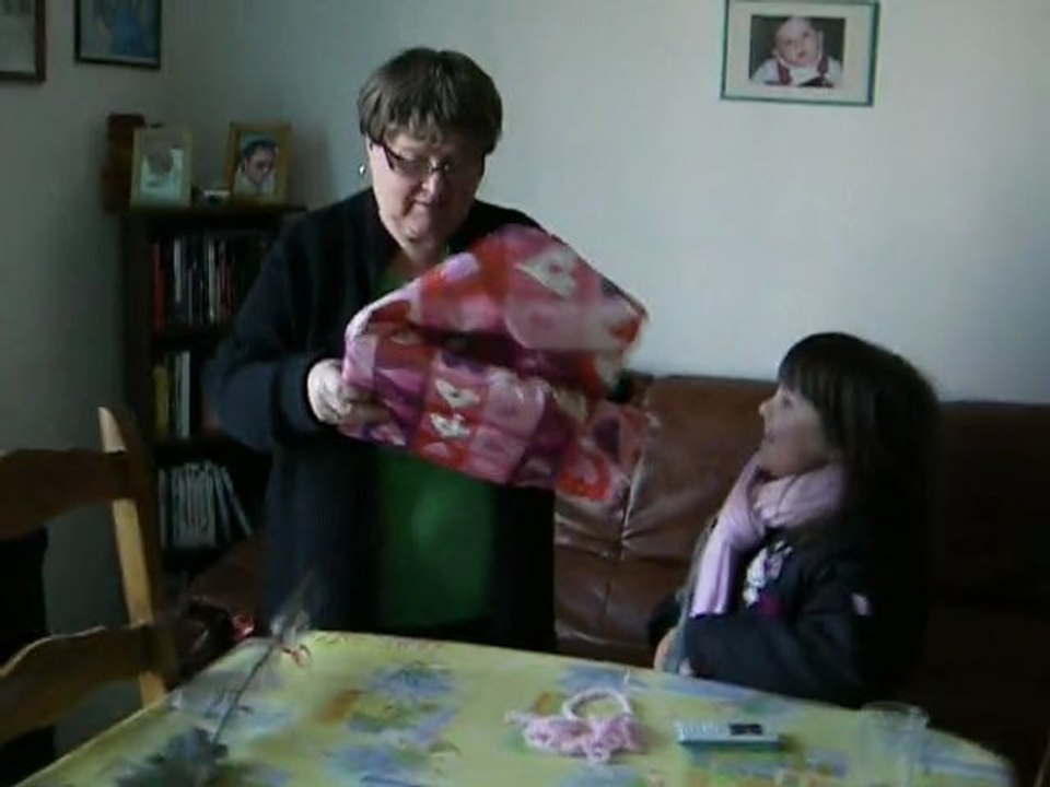 notre petite fille manon a la  féte de sa mamie ( ducrot )