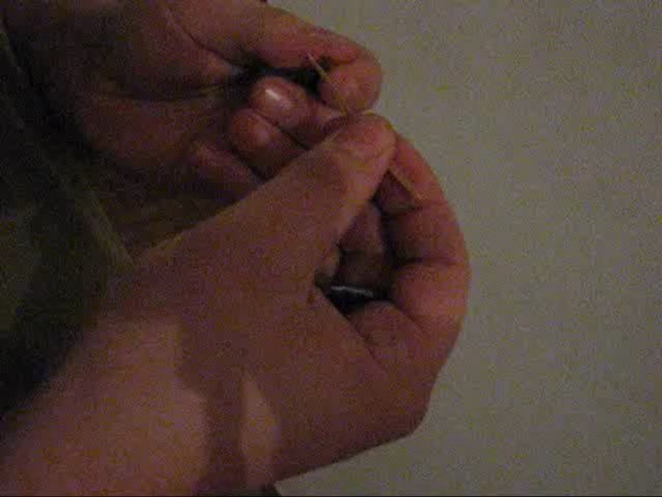 Allumage d'une allumette au soufre avec un briquet à silex