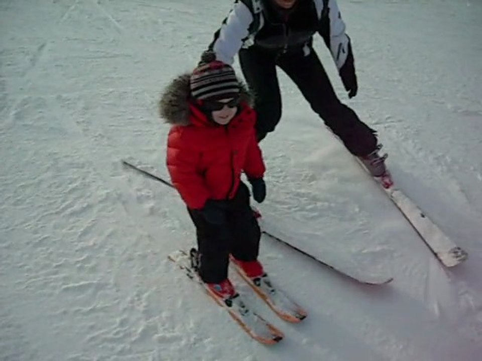 Basile skie mains sur les genoux!