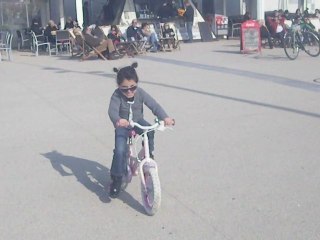 Dania fait du vélo à 2 roues! 2