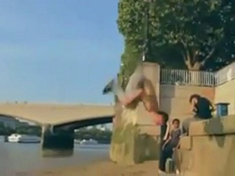 Yamakasi de l'Extrême Men Jump and Flip Through City Parkour