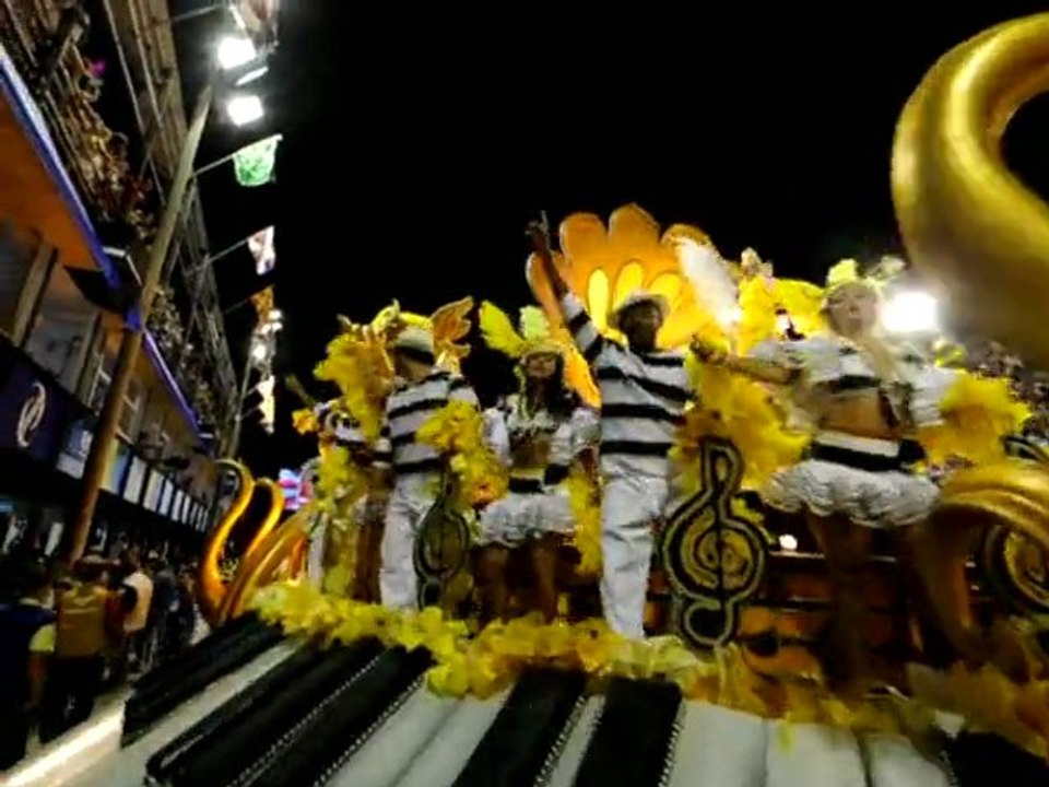 Nackte Haut und heiße Rhythmen beim Karneval in Rio