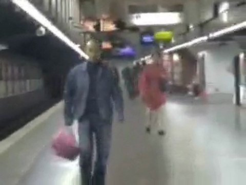 UN MS61 part et arrive de la gare châtelet les halles