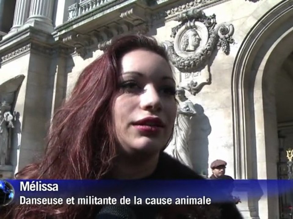 Ballet contre la fourrure sur le parvis de l'Opéra de Paris
