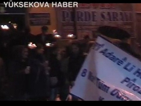 kar yağışı altında meşaleli yürüyüş