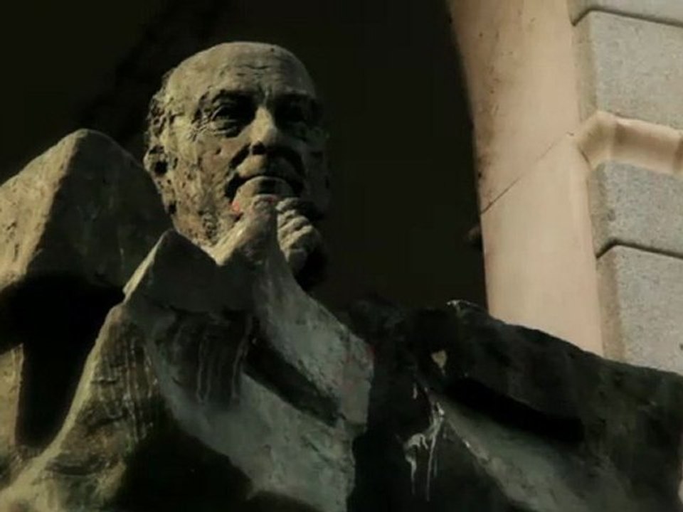Fuera la estatua de Largo Caballero