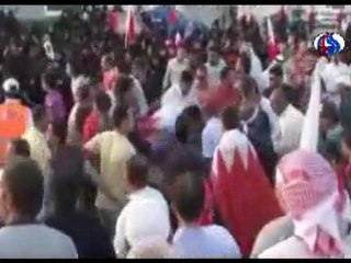 دهس المتظاهرین فی البحرین من قبل سیارة خصوصیة