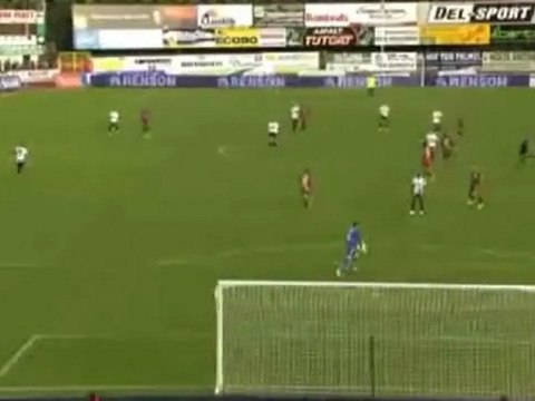 Rinvia sul compagno e gli avversari segnano