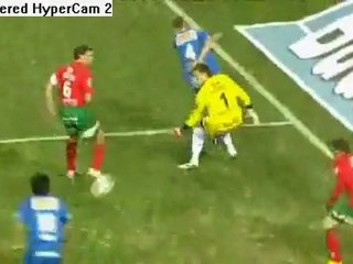 Il portiere con una presa d'acciaio