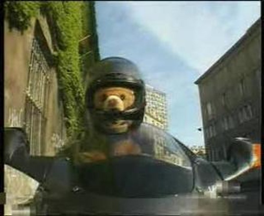 Grumly l'ours qui flambe avec sa bécane