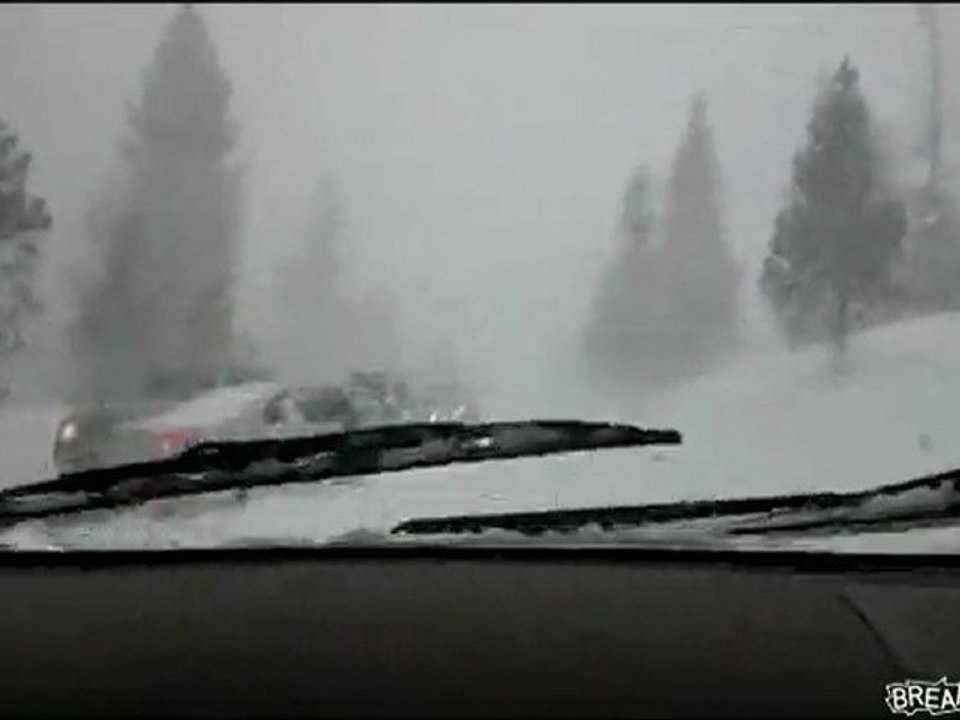 Une avalanche percute une voiture