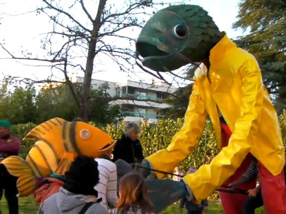 Sortie de Fisher Fish, poisson pêcheur du carnaval de Romans