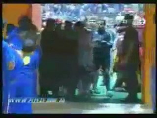 Si butta nel vuoto per abbracciare Messi