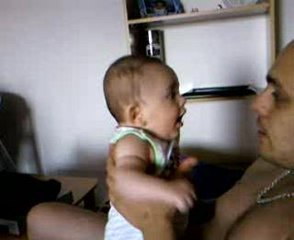 5 mois-je rigole avec papa