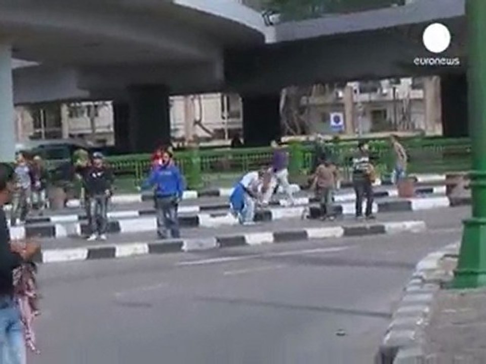 Egypt: Rival groups clash in Cairo's Tahrir Square