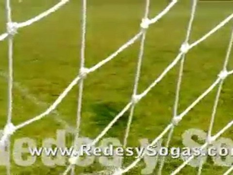 Red colocada detras del arco en cancha de futbol