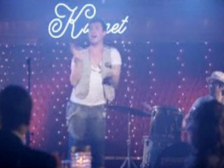 Kendini olaya fena kaptıran şarkıcı :)