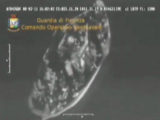 Lampedusa (AG) - Il video del salvataggio degli immigrati