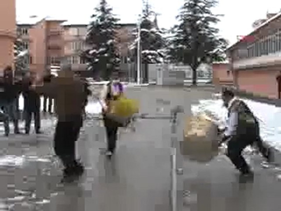 Rektör'ün istifasına davullu zurnalı kutlama