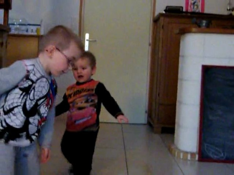 Corentin et Jules dansent sur Superbus