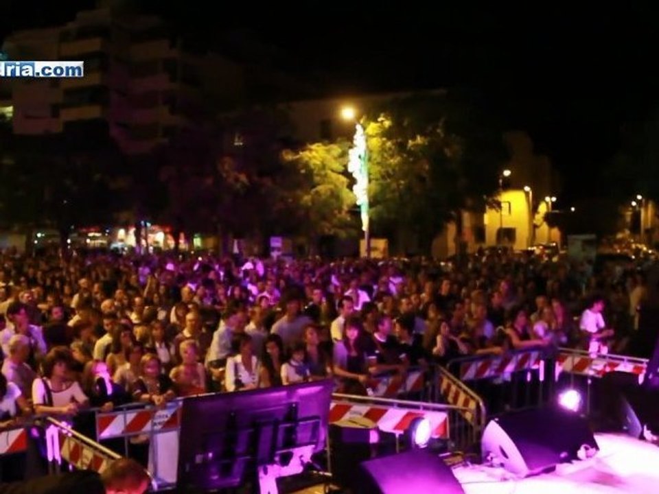 Giò Di Tonno canta con i "Sottosuono" a Largo Torneo ad Andria