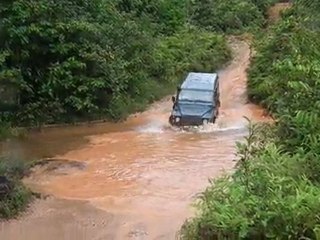 Camp Citron - Ghislain traverse la seconde crique