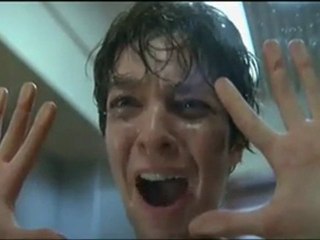 "Nikita" extrait du film, avec Anne Parillaud en formation.