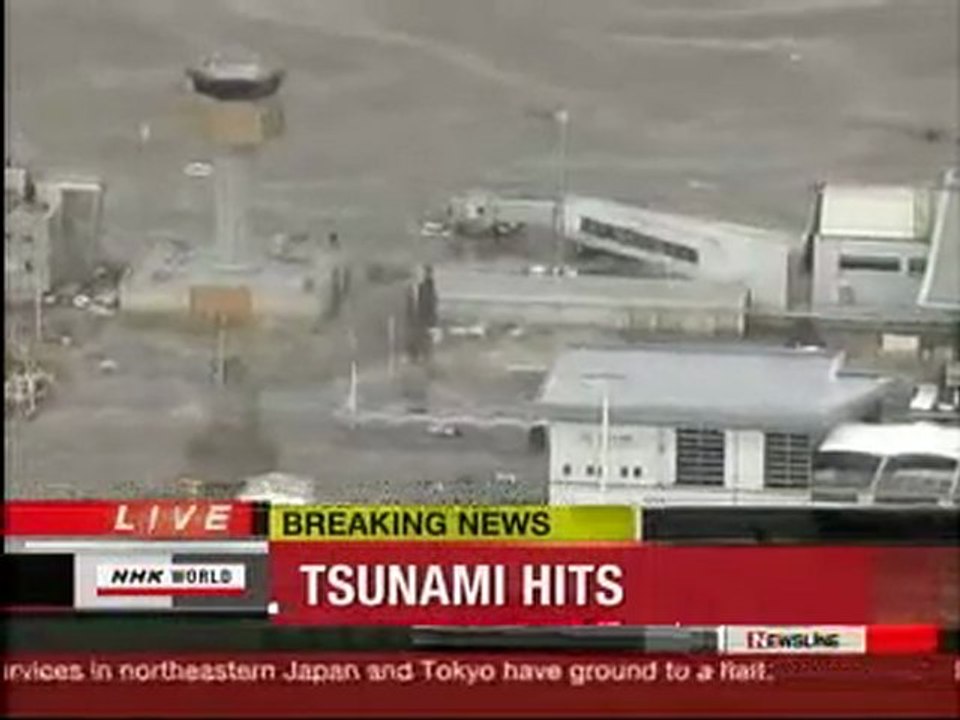 Tsunami Japon: les vagues se forment en mer au large de Sendai