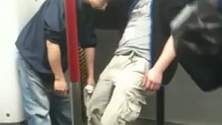 Dormire in metrò in piedi