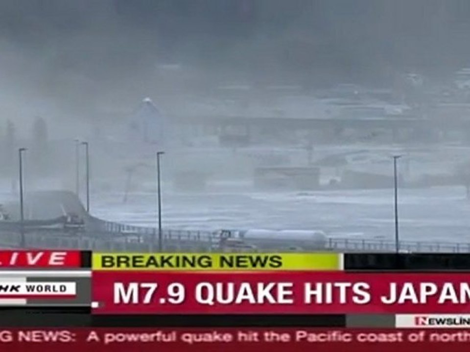 Tsunami no Japão. Água chega à ponte.