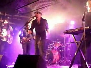 Cannibal Kiss au Batofar