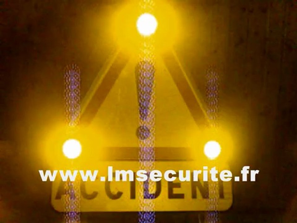 TRIANGLE  D'INTREVENTION  AU  SOL  LUMINEUX  A  LED  CLASSE2