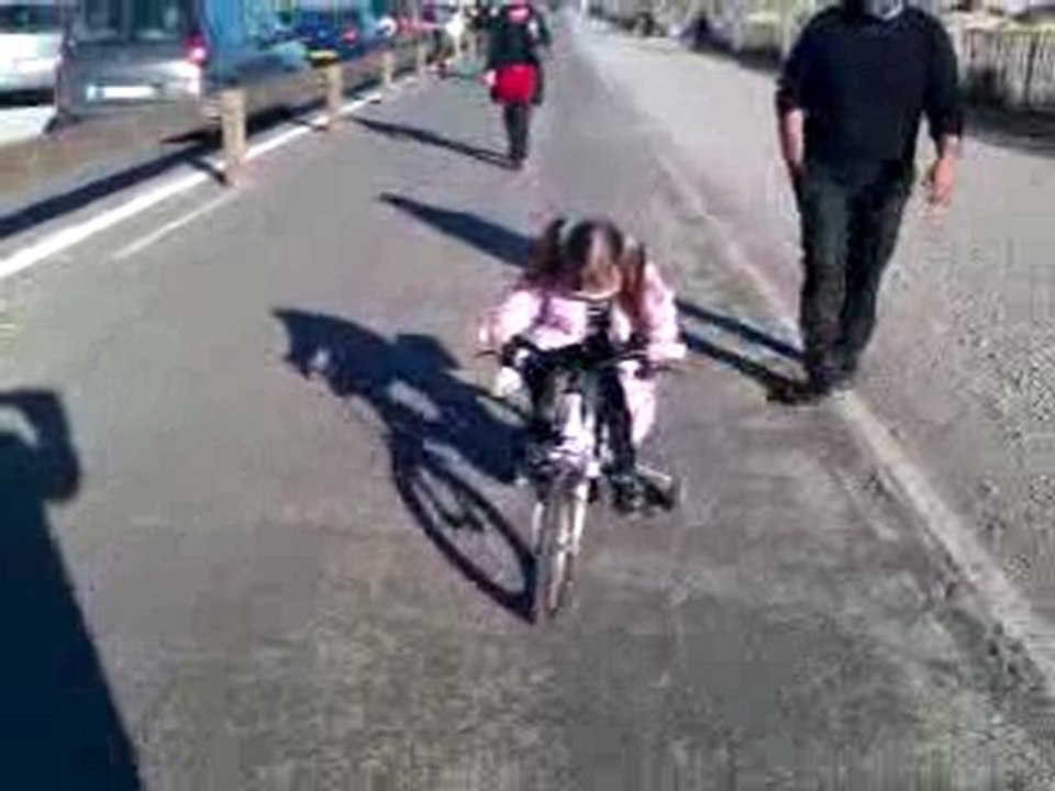 Océane fait du vélo petit travers