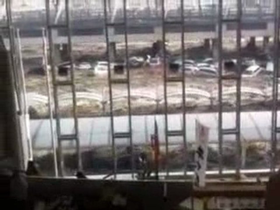 Japan: Tsunami engulfs Sendai Airport