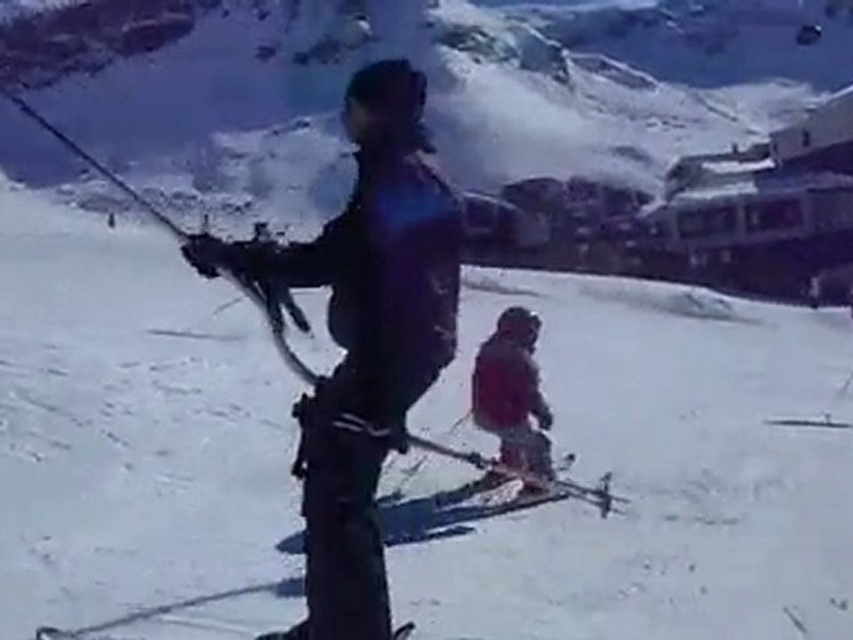 Joris descends une verte a Tignes avec ses battons (08/03)
