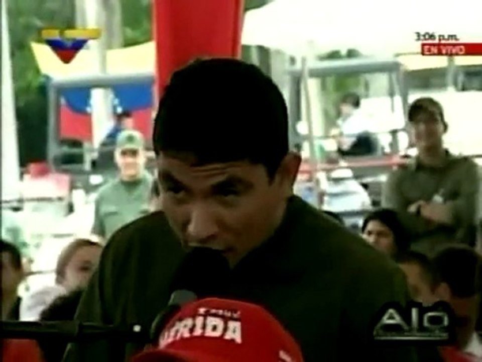 Chávez habla con un joven