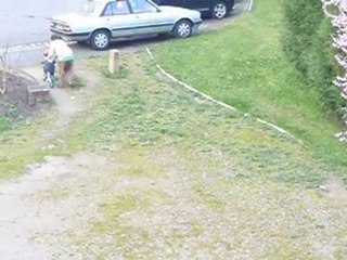 Ewen fait du vélo sans roulette mais avec papa