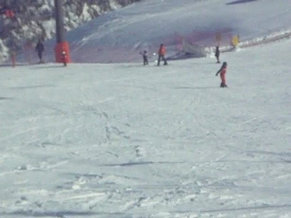 Premiers virages de Juliette en snowboard