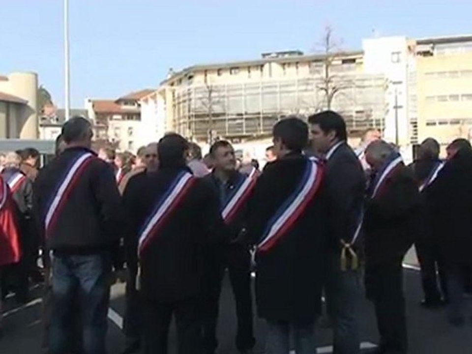 Manifestation des maires du Cantal