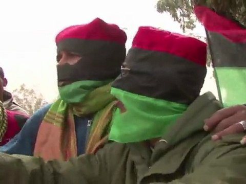 Tropas de Gadafi progresan hacia el bastión opositor de Bengasi