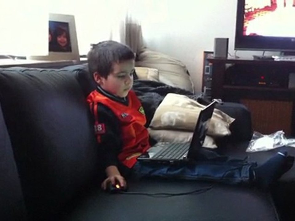 Leo informaticien sur canapé