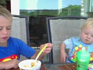 05/03/2011 - Victor fait manger Clément