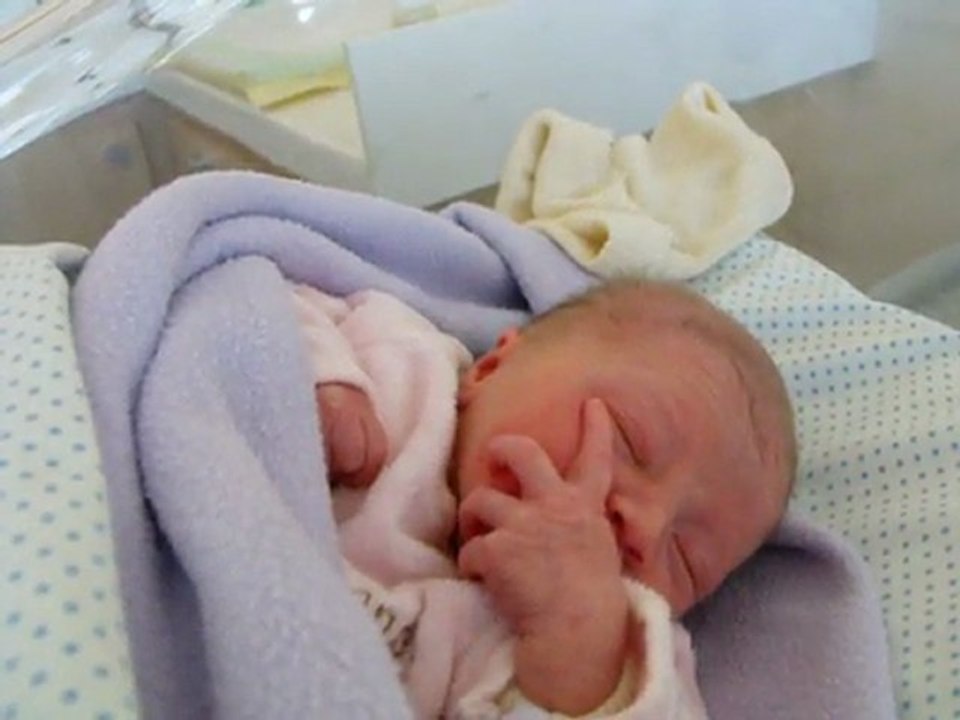 Lucie suce son pouce