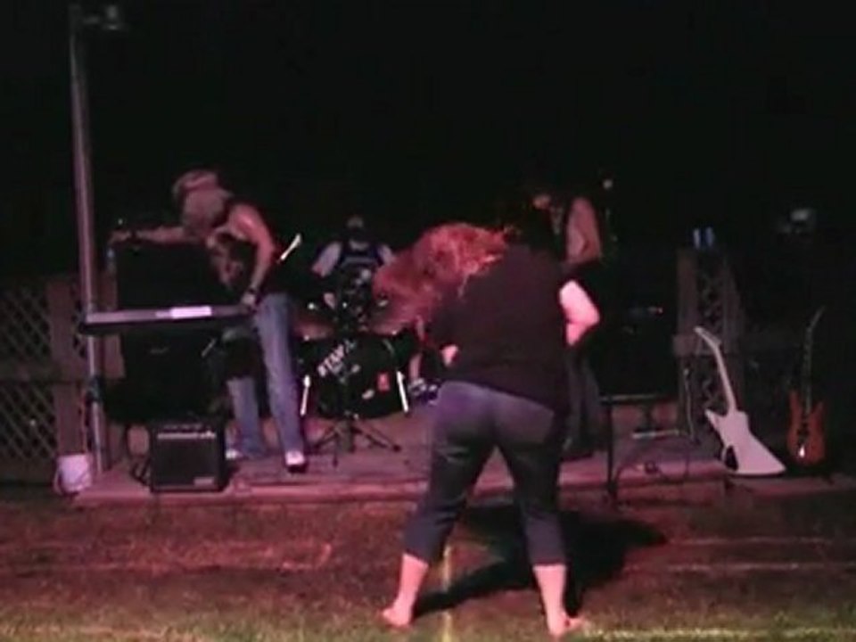 une femme fait un faceplant sur scène