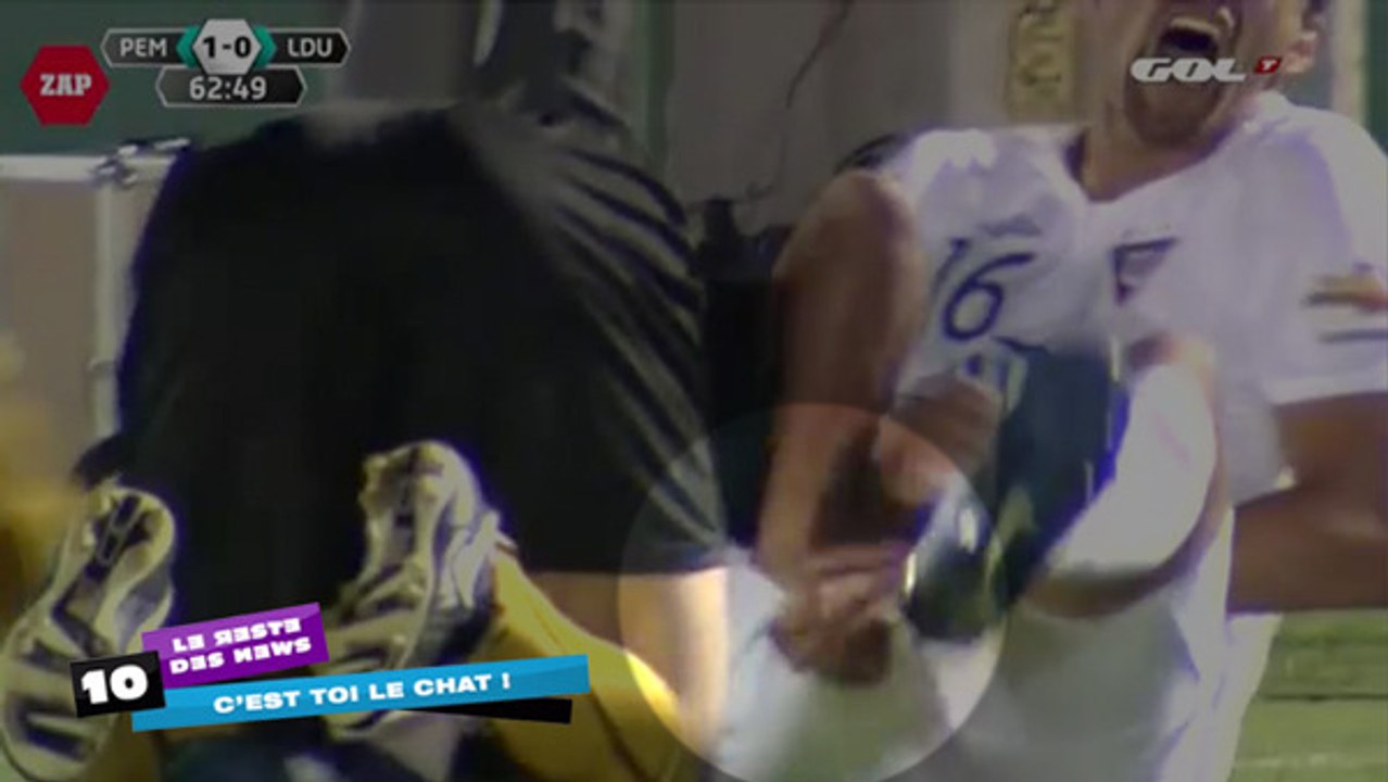 Il lui pince les testicules durant le match !