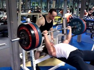 Yeut @ bench press - 180 kilos