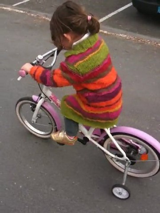 Zoé Sur Son Vélo De Grande !!!