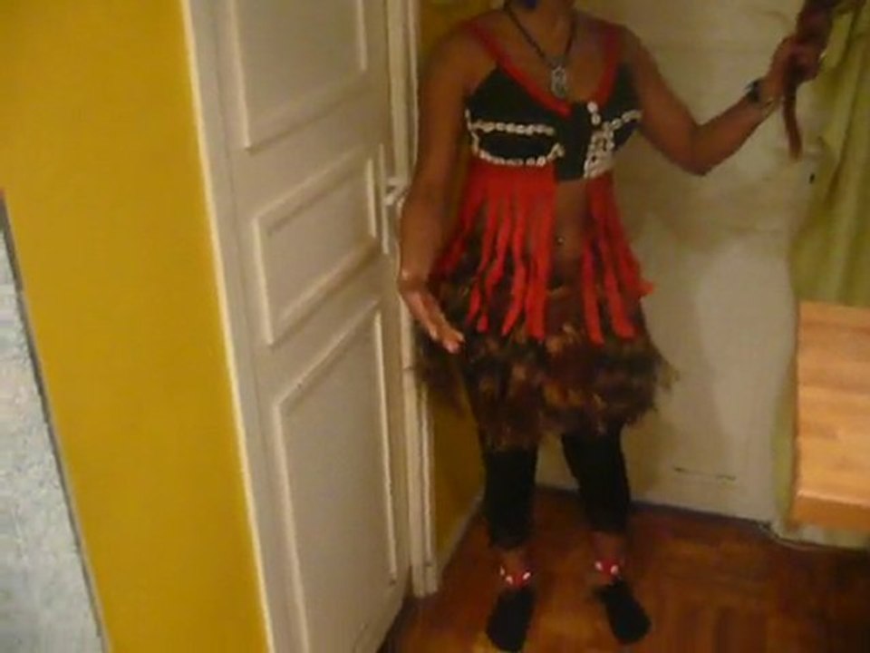 La poetesse Nathy Ebriet declame Femmes africaines à Paris