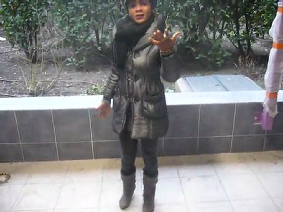 La poetesse Nathy Ebriet declame Debout Afrique Paris