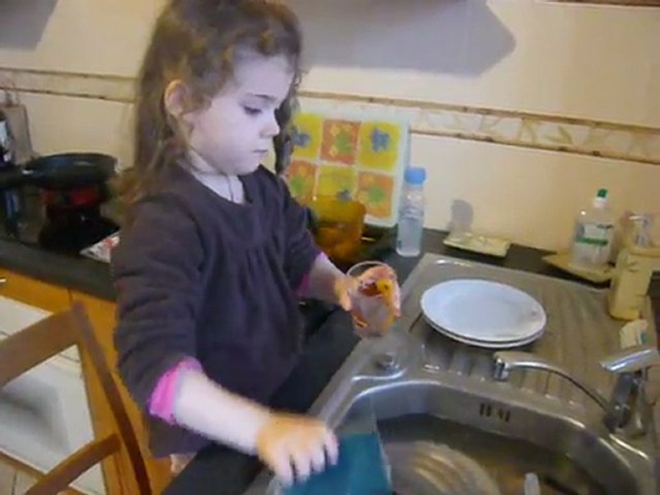 Pauline fait la vaisselle !!